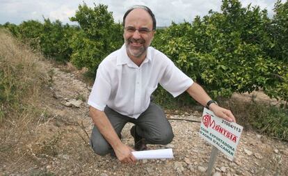 L'alcalde Alfons Montserrat, en uns terrenys on està previst construir.