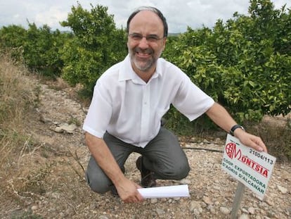 L'alcalde Alfons Montserrat, en uns terrenys on està previst construir.