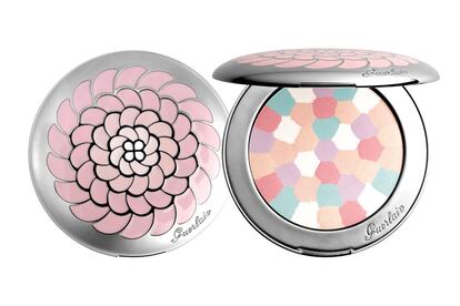 En flor. Météorites Voyage. Poudre pressée D'exception Rechargeable de Guerlain. recambio 44 euros. La firma moderniza sus clásicos polvos iluminadores y correctores. El malva, el roso y el verde aclaran y atenúan las rojeces. El blanco, el champán y el dorado unifican y dan calidez a las pieles claras. La polvera -con cierre imantado- conserva su forma original, pero se afina. El rosetón, emblema de la gama Météorites, se reinventa en un degradado rosa. Precio: 128 €