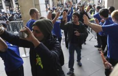 Empleados reciben a los primeros compradores del nuevo iPhone5 en la tienda central de Apple en Londres (Reino Unido) para obtener el iPhone5 hoy, viernes 21 de septiembre de 2012.