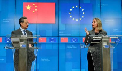 El ministro de Exteriores chino, Wang Yi, y la jefa de la diplomacia europea, Federica Mogherini.
