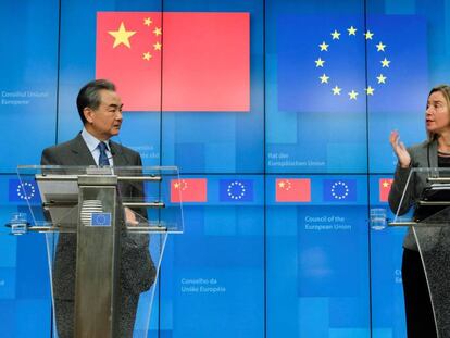 El ministro de Exteriores chino, Wang Yi, y la jefa de la diplomacia europea, Federica Mogherini.