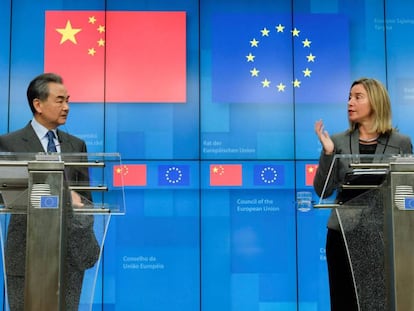 El ministro de Exteriores chino, Wang Yi, y la jefa de la diplomacia europea, Federica Mogherini.