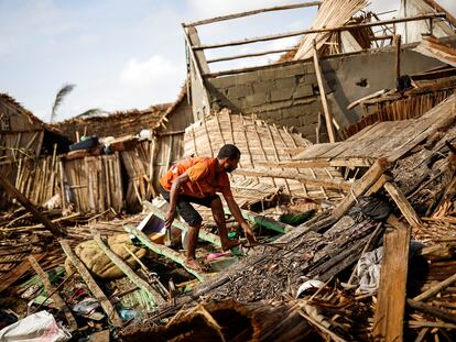 Un hombre retira escombros de una casa destruida después del paso del ciclón Batsirai, en la ciudad de Mananjary, Madagascar, el 8 de febrero de 2022