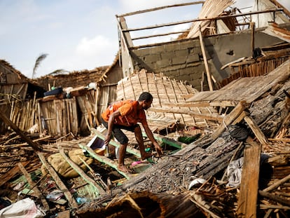 Un hombre retira escombros de una casa destruida después del paso del ciclón Batsirai, en la ciudad de Mananjary, Madagascar, el 8 de febrero de 2022
