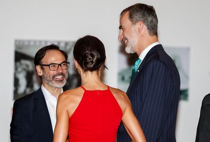 Felipe VI y la reina Letizia con el presidente de la Agencia EFE, Fernando Garea.