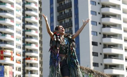 Una bailarina ensaya un espectáculo de bienvenida para la ceremonia inaugural de los Juegos de Río.