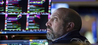 Un operador de la Bolsa de Nueva York, mirando las pantallas de cotizaciones.