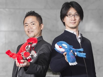 Junichi Masuda i Shigeru Ohmori posen amb dos 'pokémon'.