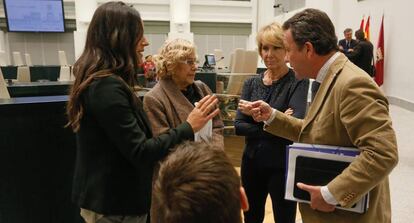 La alcaldesa, Manuela Carmena (centro) con ediles del PP y Ciudadanos.