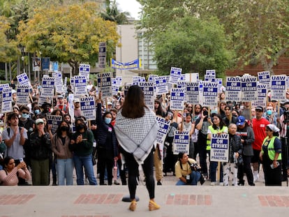 Decenas de trabajadores universitarios protestaron en contra de la represión a los campamentos propalestinos en UCLA el 28 de mayo.