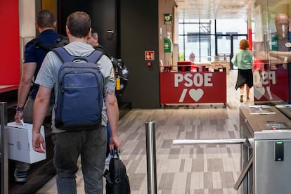 Agentes de la UCO entran este viernes en la sede del PSOE en Madrid.