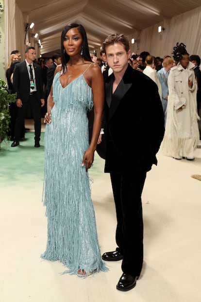 Naomi Campbell llegó acompañada de Daniel Lee, director creativo de Burberry y el diseñador que firma su vestido de flecos irisados.