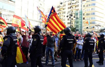 Un grupo de manifestantes que se concentraron sin autorización el pasado 9 d'Octubre en la plaza de San Agustín, en Valencia. 