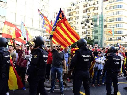 Un grupo de manifestantes que se concentraron sin autorización el pasado 9 d'Octubre en la plaza de San Agustín, en Valencia. 