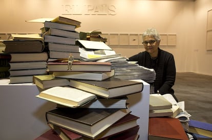 Liliana Porter posa junto a su obra en el stand de EL PAÍS en Arco 2019.