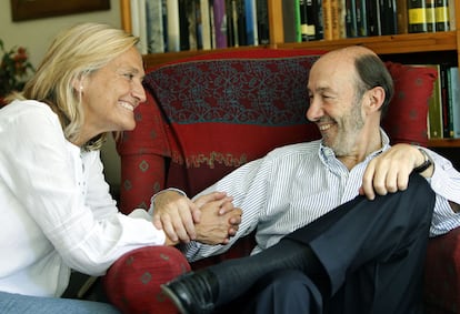 Rubalcaba, en su casa con su esposa, Pilar Goya.