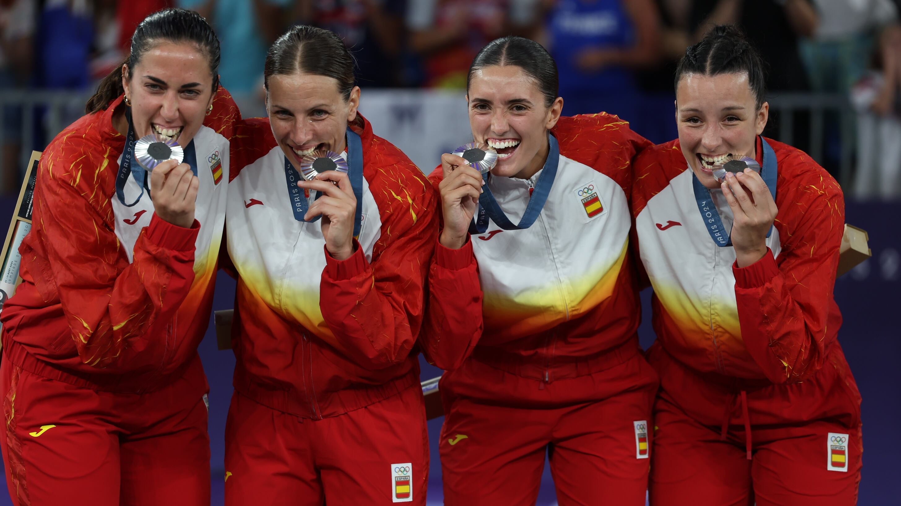 De izquierda a derecha, Vega Gimeno,  Juana Camilión, Sandra Ygueravide y Gracia Alonso de Armiño, con la plata olímpica.