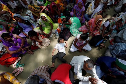 Un niño duerme mientras los agricultores asisten a una protesta contra el asesinato de seis granjeros durante los enfrentamientos de la semana pasada en el estado central de Madhya Pradesh, en Nueva Delhi, India.