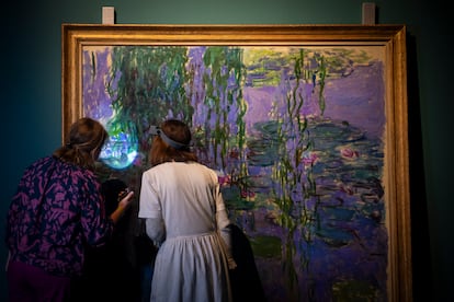 Curator Aurélie Gavoille and restorer Mónica Ruiz Trilleros examine a painting from Monet’s ‘Nenúfares’ series upon its arrival at CentroCentro.