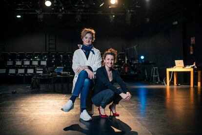 Mónica Runde e Inés Narváez posan en el escenario del teatro Pradillo de Madrid.