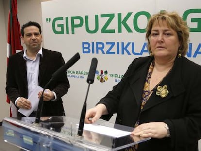 Aintzane Oiarbide, en la rueda de prensa junto con Imanol Lasa, concejal del PNV en Zarautz.