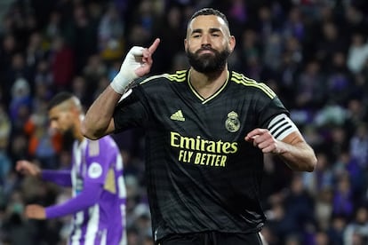 Benzema celebra su gol de penalti ante el Valladolid.