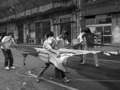 Encapuchados queman una bandera española en 1985.