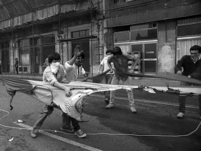 Encapuchados queman una bandera española en 1985.