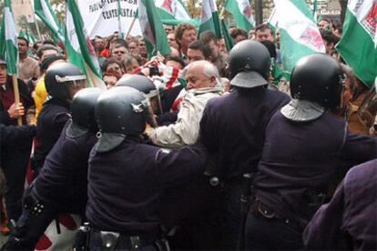 La Policía controla a los manifestantes que protestan por la concesion del título a la Duquesa de Alba.