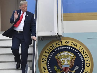 El presidente Donald Trump bajando del Air Force One