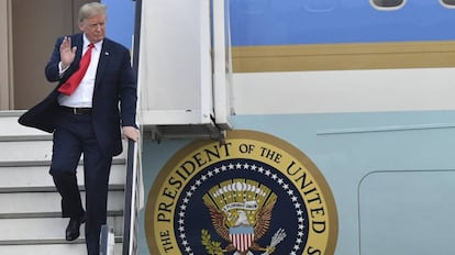 El presidente Donald Trump bajando del Air Force One