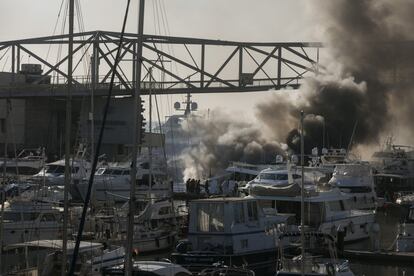 L'incendi ha provocat una gran fumera. 