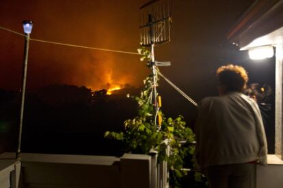 Una vecina contempla en fuego en el Monte Pindo