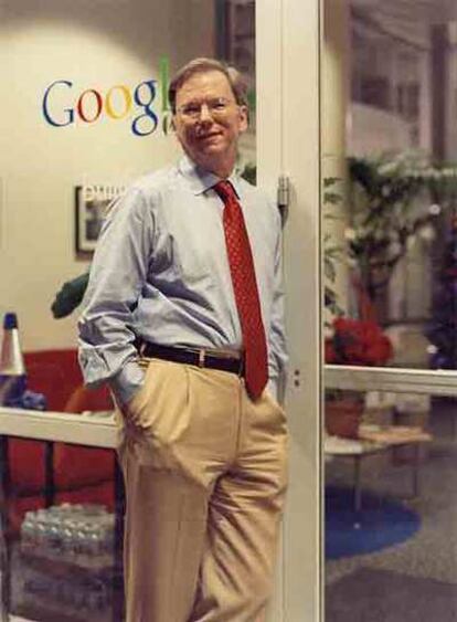 El consejero delegado de Google, Eric Schmidt, en la puerta del edificio 42 de la sede de la compañía, en Mountain View.