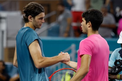 El español Carlos Alcaraz y el estadounidense Taylor Fritz se saludan al término de su partido de cuartos de final del Masters de Miami, en el que Alcaraz derrotó a su rival en dos sets (6-4, 6-2).