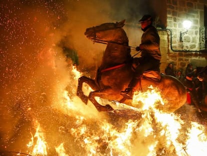 San Bartolome (Ávila) revive las 'luminarias', inmersa en el humo purificador