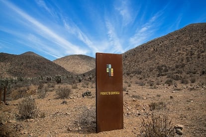 Una placa señaliza el proyecto Dominga en el área donde se contempla el desarrollo minero, en Coquimbo, Chile