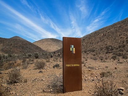 Una placa señaliza el proyecto Dominga en el área donde se contempla el desarrollo minero, en Coquimbo, Chile