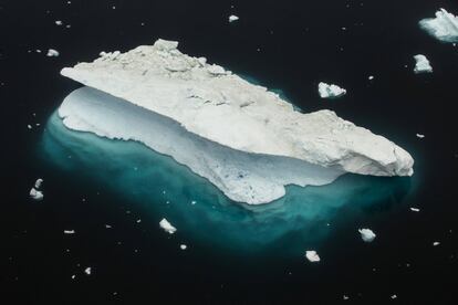 Un iceberg flota en un fiordo cerca de la ciudad de Tasiilaq, el 24 de junio de 2018.