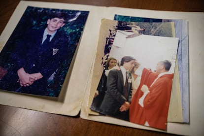 Sebastián Cuattromo, en varias imágenes cuando estudiaba en el colegio marianista de Buenos Aires. A la derecha aparece junto con el cardenal Jorge Bergoglio, actual papa Francisco.