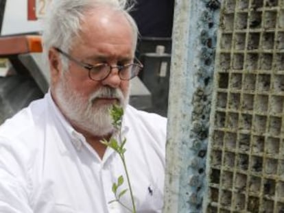 El candidato, Miguel Arias Cañete, durante una visita a la Cooperativa de agricultores San Isidro de Miajadas en Cáceres.