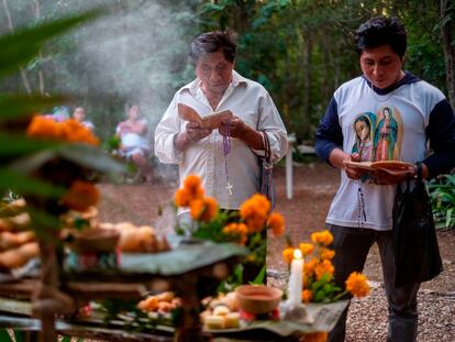 Maximiliano May Nahuat y Domiliano leen cantos religiosos mayas durante el día de los muertos, en México, en noviembre de 2021.