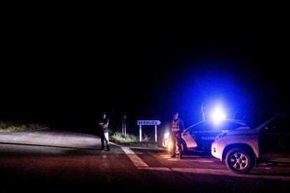 Dispositivo policial a la entrada de Bernués (Huesca), donde se busca desde hace días al fugitivo Cédric Tauleygne.