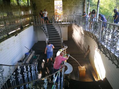 Miembros de la plataforma vecinal SOS Fonte de Troncoso limpian el edificio de Antonio Palacios en una imagen cedida.