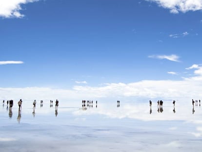 Visitantes en el salar de Uyuni (Bolivia).