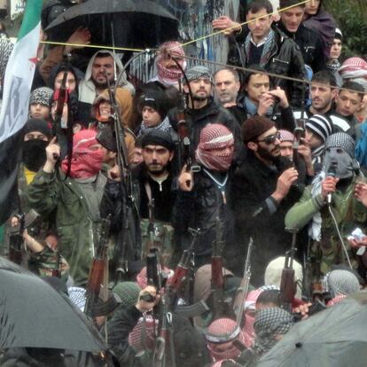 Soldados que han desertado para unirse al Ejército de la Siria Libre, en una manifestación en Idlib.