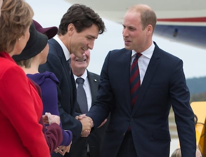 Guillermo de Inglaterra saluda al primer ministro de Canadá Justin Trudeau.