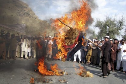 Afganos queman una efigie del presidente de Estados Unidos, Barack Obama, durante una protesta.