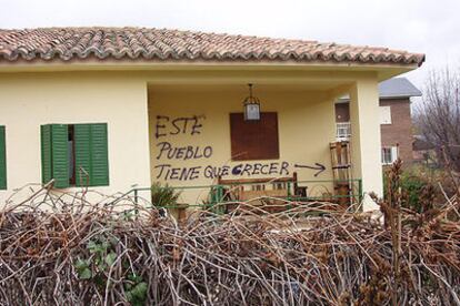 Pintadas en la vivienda de un militante socialista que preside una asociación de vecinos contraria al crecimiento de Rascafría.